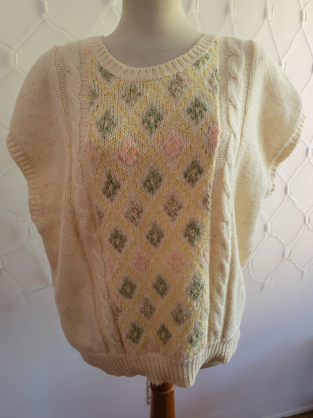 Sweet Vintage Knit Sleeveless Sweater Vest • by Compositions • Tag Size 44 (XL)